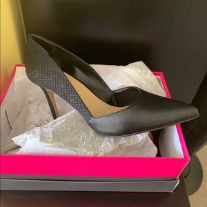Vince Camuto black pumps 9.5